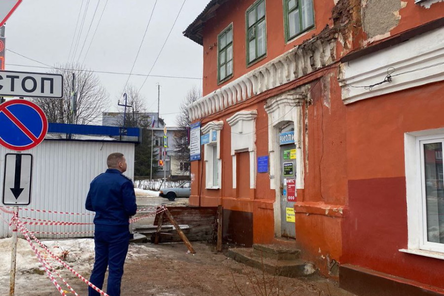 В Богородицке прокуратура начала проверку после обрушения части стены &quot;Дома Алексанина&quot;