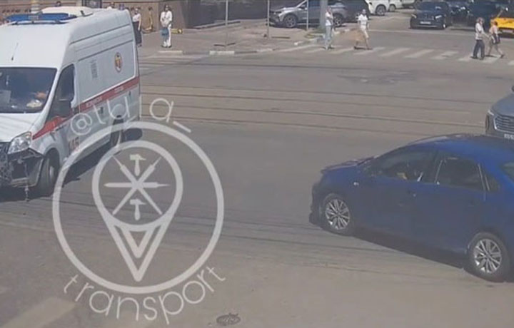 Момент ДТП с участием скорой помощи на улице Советской в Туле зафиксировали камеры