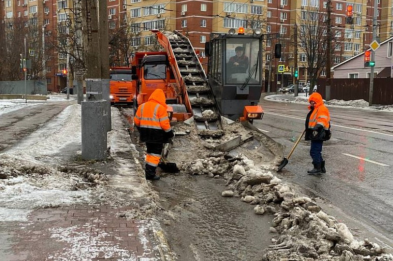 Тульские коммунальщики вывезли снег с улицы Болдина