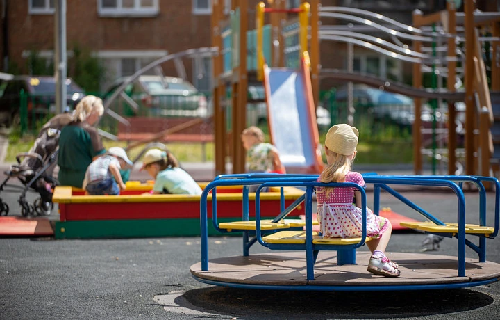 В поселке Чернь отремонтировали детскую площадку