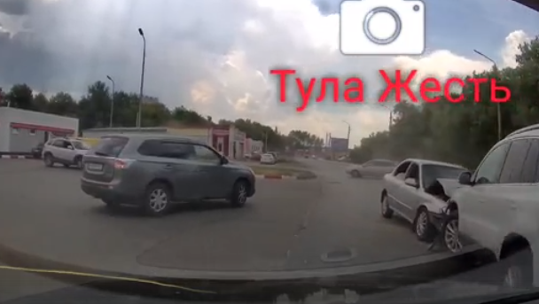 На улице Рязанской в Туле водитель выехал на встречную полосу и протаранил два автомобиля