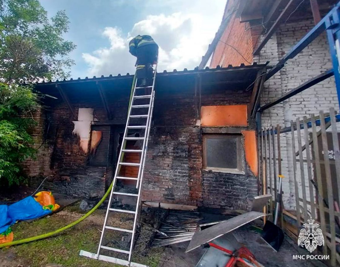 Два человека пострадали на пожаре в Новогуровском микрорайоне в Донском