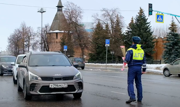 Тульских автоледи попросили предъявить улыбки: «Праздничный патруль» подарил весеннее настроение и приятные сюрпризы