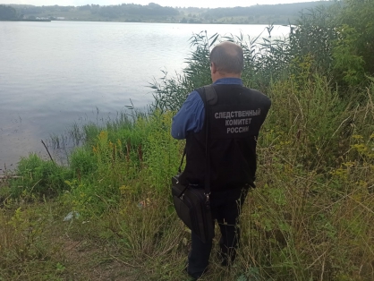 Следователи инициировали проверку по факту гибели ребенка в пруду в Щекинском районе
