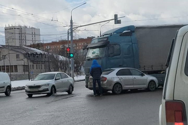 На Зареченском мосту в Туле собралась пробка из-за ДТП с фурой