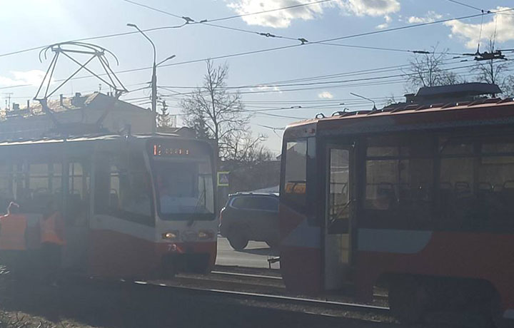 У вокзала в Туле встали трамваи