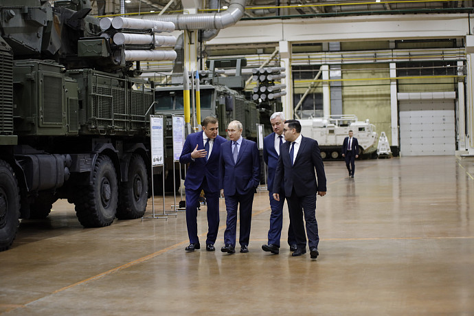 Владимир Путин в Туле посетил машиностроительный завод «Щегловский вал»