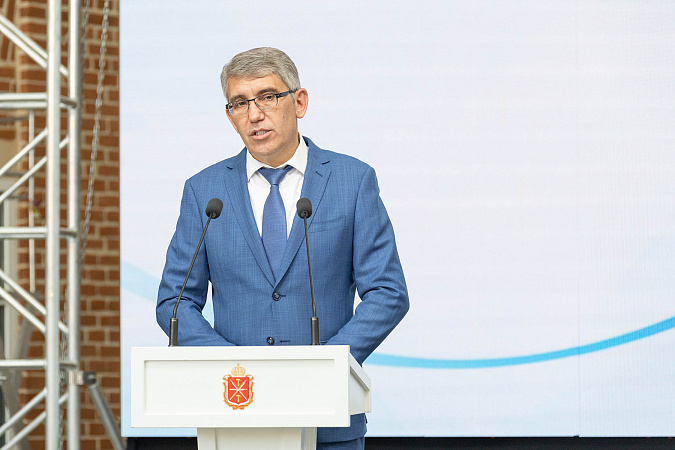 Миляев наградил заслуженную учительницу из Новомосковска Валентину Кочевскую