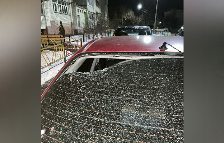 В Туле неизвестные сбросили бутылку с крыши дома и повредили автомобиль