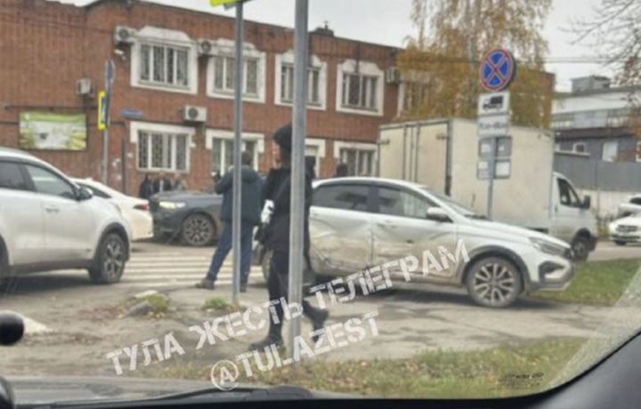 Машина вылетела на тротуар после ДТП на улице Комсомольской в Туле
