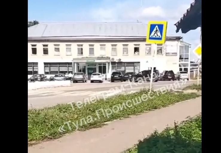 В Ясногорске водитель Lada Largus врезался в несколько припаркованных авто и скрылся с места ДТП