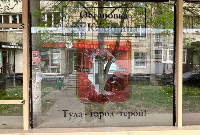 В Туле полиция задержала вандалов, разбивших стекло на остановке на улице Ложевой