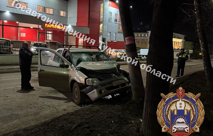 Водитель «Renault Logan» снес опору ЛЭП на улице Шухова в Туле