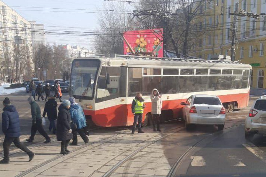 На улице Октябрьской в Туле легковушка врезалась в трамвай