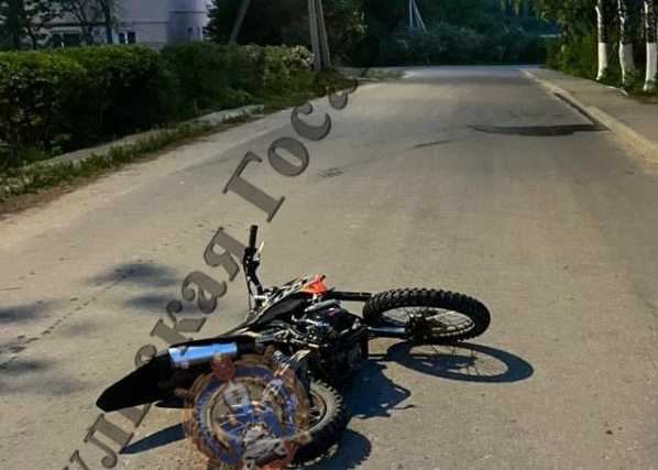 В Веневском районе 13-летний мальчик на мотоцикле сбил женщину и ребенка: пешеходы попали в больницу