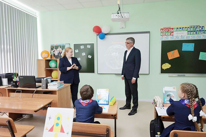 Дмитрий Миляев посетил отремонтированный Центр образования в поселке Правда