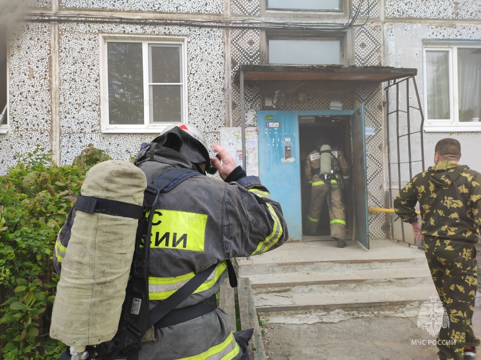 Сотрудники МЧС эвакуировали из горящего дома в городе Щекино 14 человек