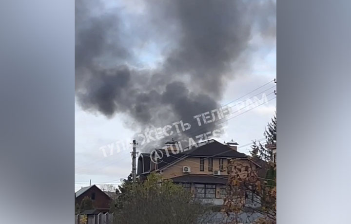 Тульские спасатели тушат горящий жилой дом в деревне Сторожевое