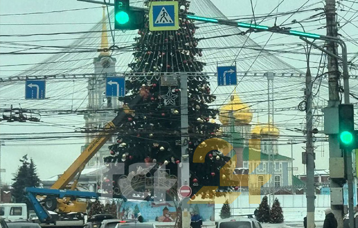 В Туле приступили к демонтажу главной новогодней ёлки