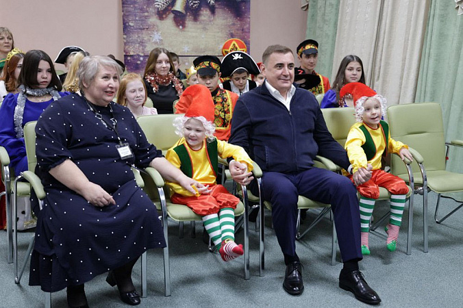 Алексей Дюмин поздравил с Новым годом детей в социально-реабилитационном центре
