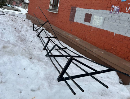 На улице Мира в Туле у жилого дома оторвало ограждение на крыше