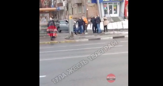 На улице Халтурина в Туле 31 декабря произошла потасовка между водителем и девушкой, которую он сбил