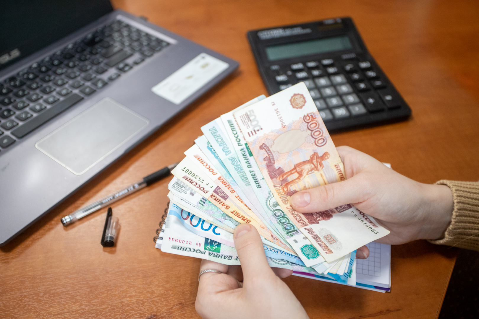 Средний размер месячной зарплаты в Тульской области составил 79,5 тысяч рублей