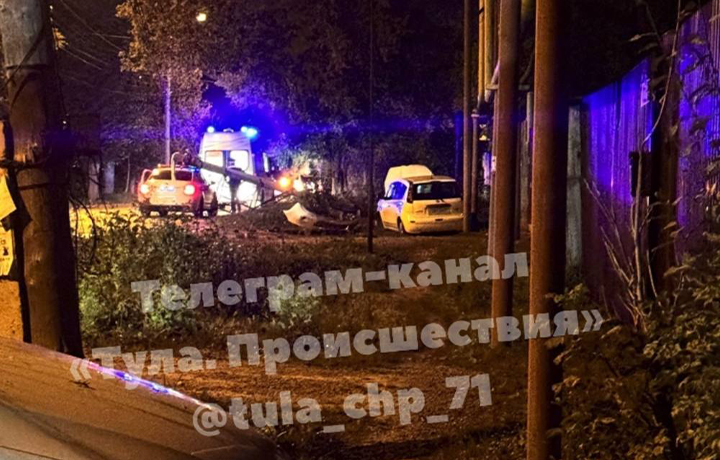 На улице Дульной в Туле машина врезалась в фонарный столб