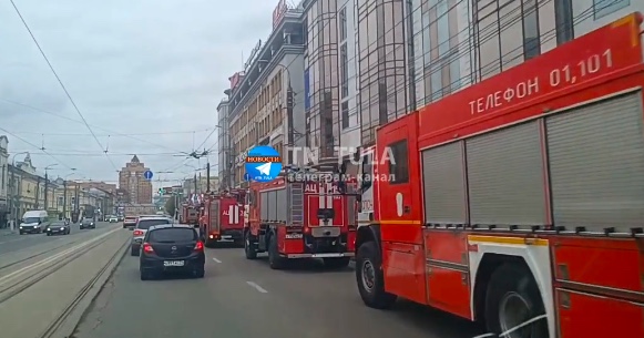 К торговому центру «Гостиный двор» 12 мая приехало пять пожарных машин