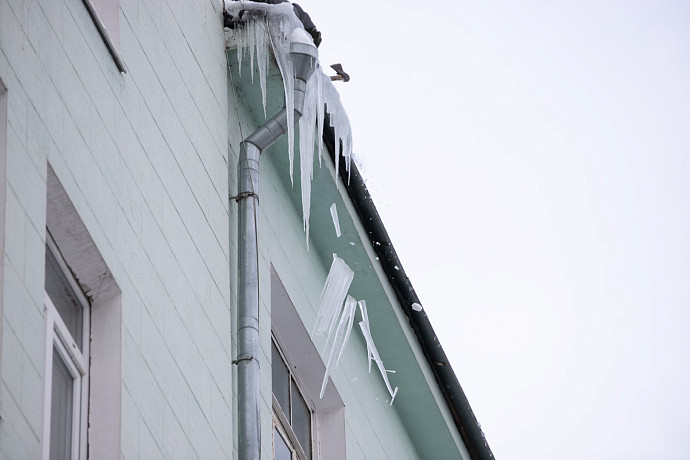 В Туле на 16-летнюю девочку упала наледь с крыши дома