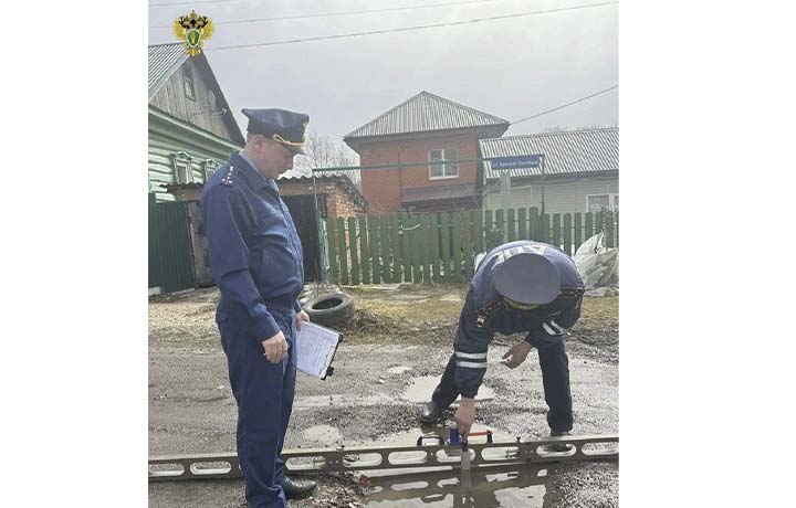 Прокуратура выявила опасные ямы на дороге в посёлке Дубна