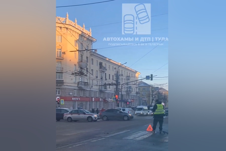 Из-за обрыва провода на проспекте Ленина в Туле встали троллейбусы