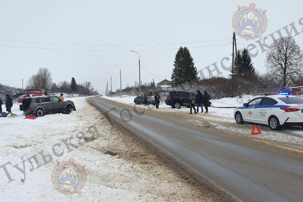 На трассе М-2 &quot;Крым&quot; в Тульской области произошло ДТП с Toyota и Lada: пострадали четыре человека