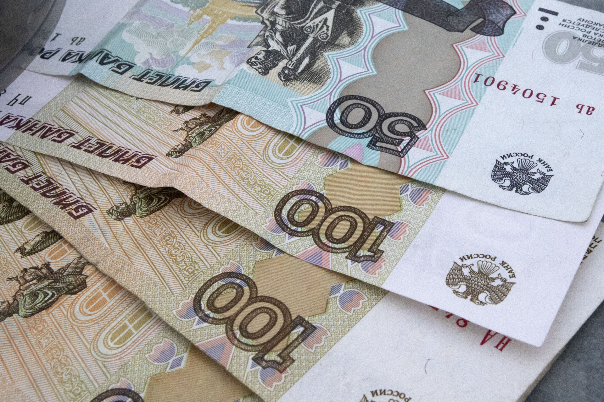 Два жителя Киреевска украли с чужой банковской карты 683 рубля