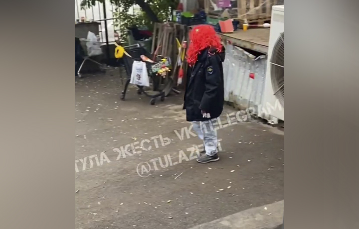 Мужчину в красном парике и куртке полицейского заметили на улице Оборонной в Туле