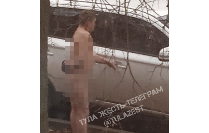 Голый мужчина ломится в закрытые машины на улице Белкина в Туле