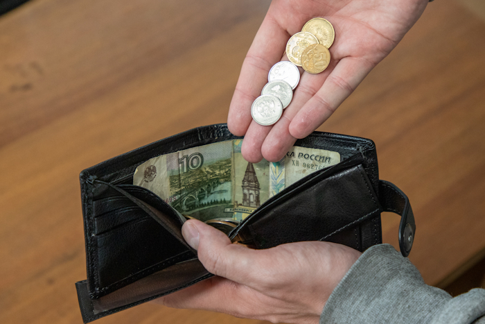 При выдаче кредитов могут начать учитывать долги по ЖКХ и алиментам | ТСН24