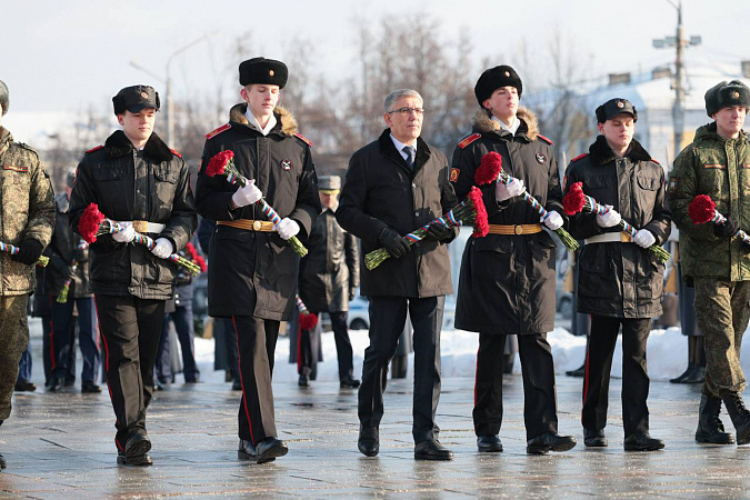 Губернатор Тульской области возложил цветы к мемориалам в честь Дня защитника Отечества