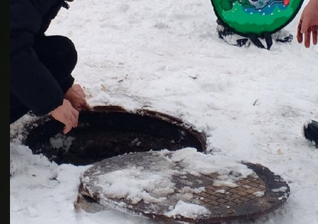 В Щекино Тульской области ребенок провалился в канализацию