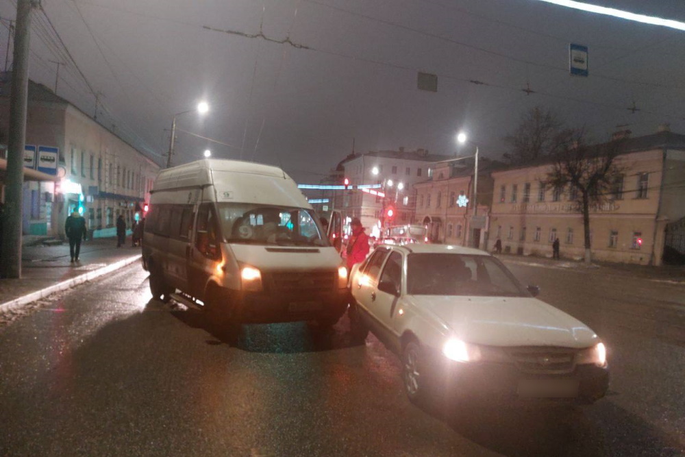 ﻿На улице Октябрьской в Туле произошло ДТП с маршруткой и легковым авто
