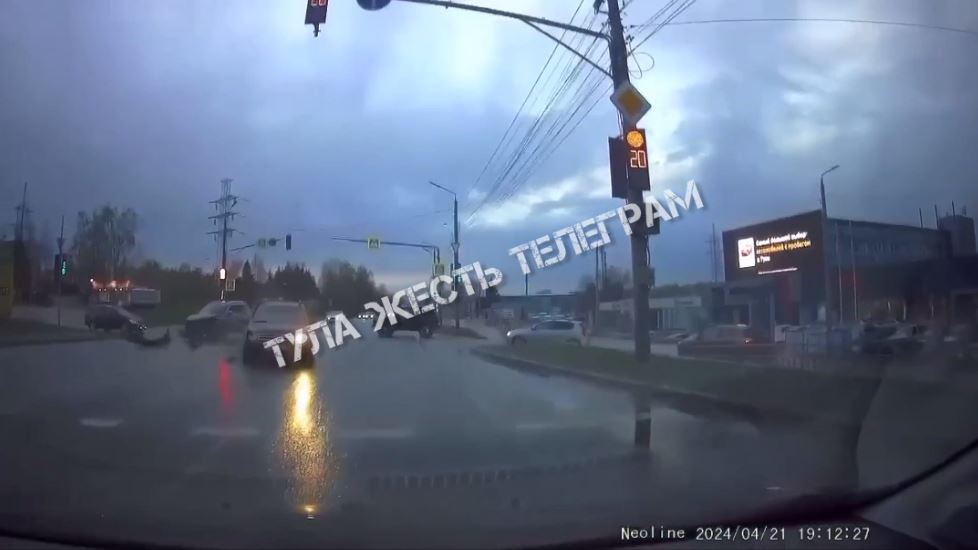 Момент тройного ДТП на улице Рязанской в Туле попал на запись регистратора
