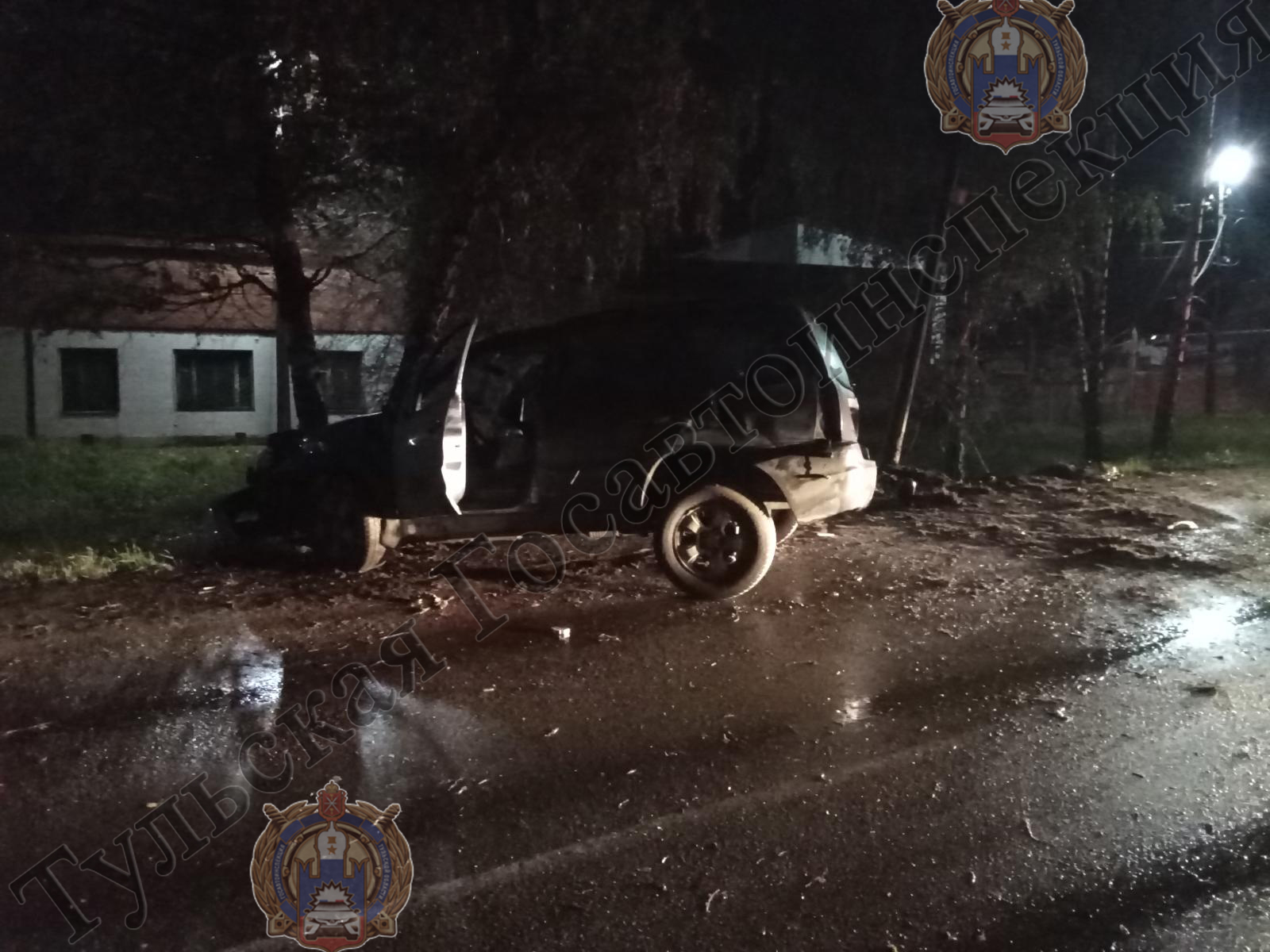 На улице Киреевской в Туле водитель Mazda Tribute врезался в опору ЛЭП