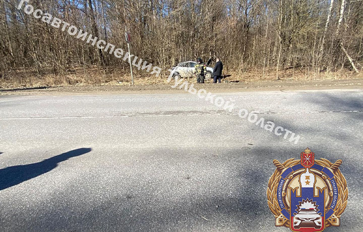 Автоледи опрокинулась на легковушке на трассе Тула-Белев