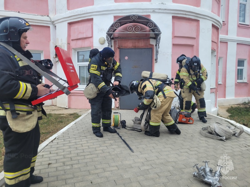Тульские спасатели провели пожарные учения в доме детского творчества в Одоеве