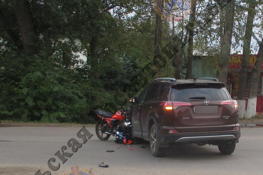 В Богородицке 16-летний водитель мопеда попал в больницу после ДТП с ﻿Toyota RAV4