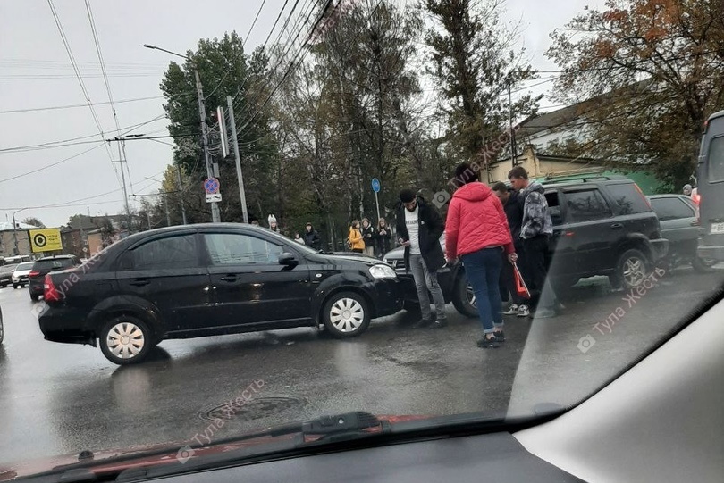 ﻿На перекрестке улиц Токарева и Октябрьской в Туле произошло тройное ДТП