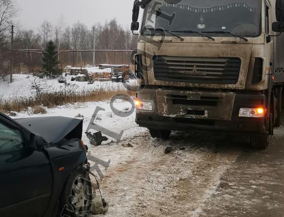 В Суворове автоледи на KIA Spectra врезалась в МАЗ