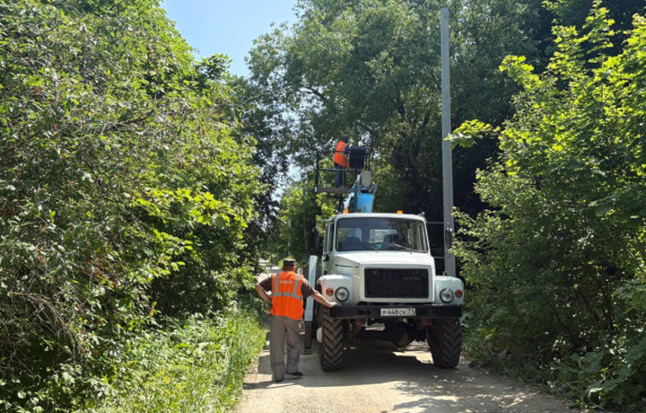 В тульском селе Лутовиново монтируют уличное освещение