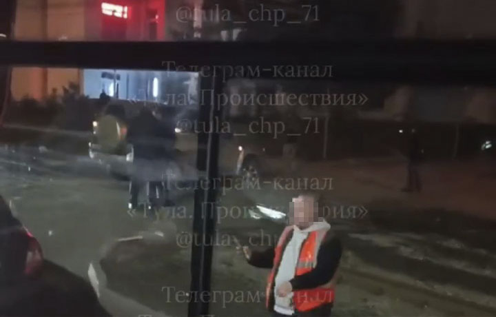 В Туле на Металлургов встали трамваи из-за машины, застрявшей на путях