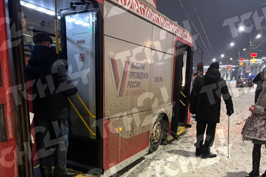Троллейбус сломался во время высадки пассажиров в центре Тулы